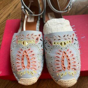 Women's espadrille Valentino sandal size 38 worn less than 4 times